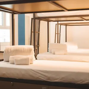 Hostal &, Lecco